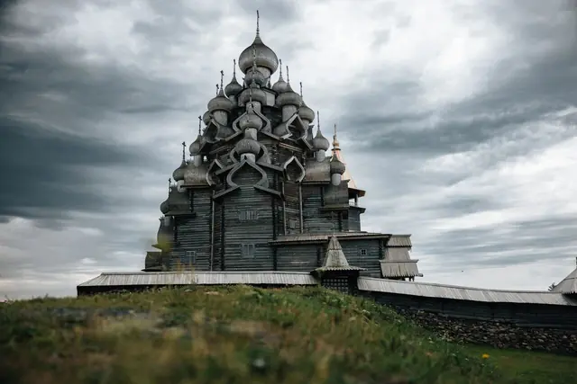 Деревянная церковь архитектурного ансамбля Кижи